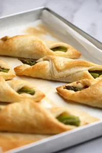 Fagottini con asparagi e affettato vegetale