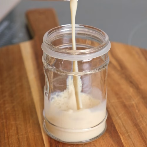 Versare il latte di soia