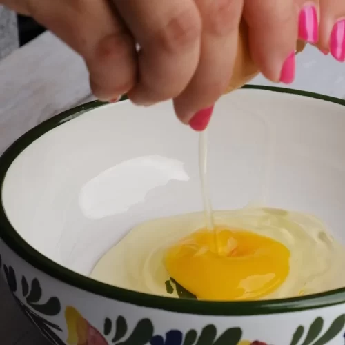 rompere le uova in una ciotola
