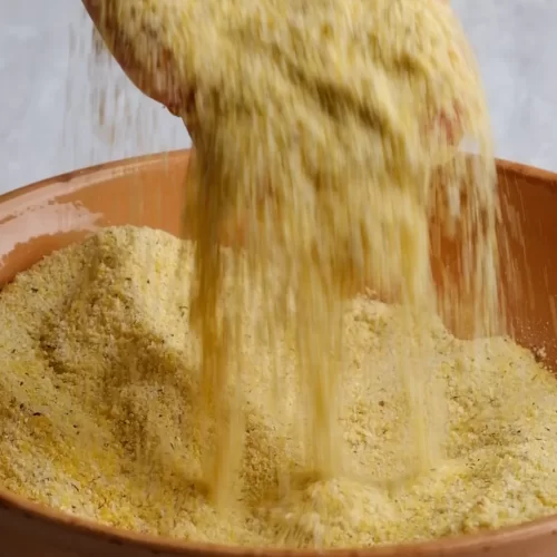 mettere in una ciotola la farina di mais