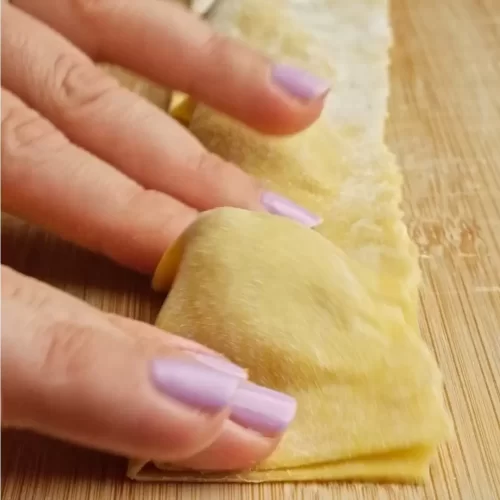 sigillare i bordi della pasta con le dita